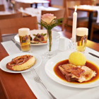 Foto zu PETER & WOLFF RESTAURANT: Unsere Spezialität: Knuspriger Schweinebraten