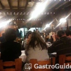 Foto zu Gaststätte Reiterstübchen: Blick in den voll besetzen Speisesaal