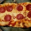 Pinsa Salami mit Tomate, Mozzarella und Salami
