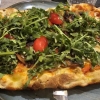 Pinsa Zunftstube mit Tom,ate, Pesto, Paprika, Champignons, Rucola und roter Zwiebel