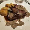 Hunsrücker Damhirschrückensteak auf Apfelrotkohl, Trüffelkroketten, frischer Trüffel