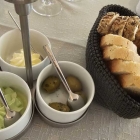 Foto zu Culinarium Nittel: 11.04.25: Frisches Brot, Butter, Bärlauchbutter und Oliven