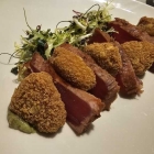 Foto zu Culinarium im Weingut Dostert: 06.12.2025 - Hammervorspeise! Gebackene Guacamoleecken auf Avocadocreme, marinierte Thunfischscheiben, Kräuter-Kressesalat
