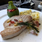 Halbrohes Thunfischsteak mit mediterranem 