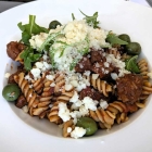 Pasta mit Kalbsragout, Rucola und Parmesan