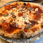Foto zu Trattoria Saro: Pizza Siciliana mit Salsiccia und Tomaten