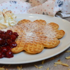 Foto zu Hof Hagedorn: Waffeln mit heißen Kirschen und Sahne - Lieben wir!