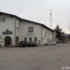 Foto zu Meyer Ulrich Gasthof: Der Gasthof mit den vielen Parkplätzen und dem rechts im Hintergrund sichtbaren Biergarten