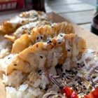 Foto zu Mmaahh | Korean BBQ Express: Mit Rindfleisch gefüllte Mandu Teigtaschen auf Reis