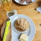 Foto zu Weingut Gudrun Friesenhahn - Straußwirtschaft  : 05.06.26., 2 Handkäse Taler mit Brot und Butter