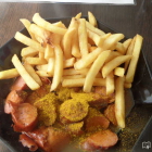Foto zu Currywurst und Hausmann's Kost: Rote Currywurst mit Pommes u. viel Sosse nur 3,50 €
