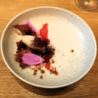 Foto zu Heimatjuwel · So fein schmeckt lokal: Erdbeer-Tiramisu mit aromatischem Kaffee-Eis - sehr gut - ein weiterer Besuch ist aber ausgeschlossen, die Tische stehen dicht an dicht und bieten keinerlei Privatsphäre