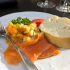 Hausgebeizter Lachs und sommerlicher Kartoffel-Gemüse-Salat als Amuse