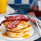 Foto zu Mr. Pancake Pancake House: USA pancakes with bacon and maple syrup