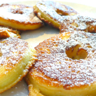 Foto zu Mr. Pancake Pancake House: Apfelküchle (apple rings)