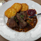 Foto zu Alpenhof am Hintersee: Hirschfilet in Rotwein-Pfeffer-Sauce.