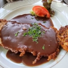Foto zu Weingut Diefenhard: 02.08.26, Schweineschnitzel mit Brot zu 9,80.