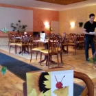 Foto zu Restaurant Aphrodite: Der zweite Raum mit einer Art Bühne