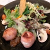 Knackfrischer Blattsalat mit cremigem Ziegenkäse