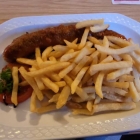 Foto zu Gutsausschank zur Dutt: 18.04.26, Curry Bratwurst mit Pommes zu 12,80€