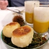 Miniaturdampfnudeln mit Kürbis-Kokos-Suppe