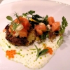 Balik-Lachs auf Opas Kartoffelpuffer mit Speck, geräucherte Crème Fraiche, Saiblingskaviar, Molke mit Kresse-Öl