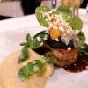 Kraichgauer Landschweinebauch mit gebratener Blutwurst, Serviettenknödel, karamellisiertem Apfel, geschmolzenem und dehydriertem Lardo, Feldsalat und Jus