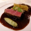 Rosa gebratenes Rumpsteak zwischen Schupfnudel und Sauerkraut auf fabelhafter Spätburgunderjus
