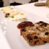 Selbstgebackenes Früchtebrot und Chutney zum Käse