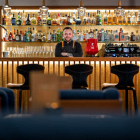 Foto zu Klosterhof · BarBarossa · Alpine Hideaway & Spa: Head Bartender Igor Koristovic in der BarBarossa