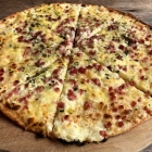 Foto zu Café Altes Pfarrhaus: Flammkuchen Rebecca - Schmand, Speck, Zwiebeln und Käse - mit ordentlich Belag  - klasse Teig - sehr gut