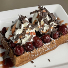 Foto zu Café Waffeloase: Cherry Classic Choc