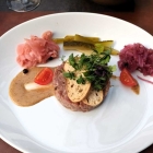 Foto zu Fleischmann | Steakhouse & Weinbar · Dick: Beef Tatar - gepickelte rote Zwiebeln, glasierte Radieschen und kreolischer Senf - sehr gut