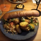 Foto zu New Orleans OLX Moments & Drinks: Pulled Pork Sandwich mit kreolischen Kartoffeln und Spicy-Krautsalat - butterzartes Fleisch - alles bestens gewürzt