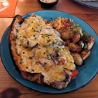 Foto zu New Orleans OLX | Moments & Drinks: Philly Cheesesteak mit kreolischen Kartoffeln und Krautsalat- 1A