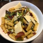 Foto zu Carpe Diem: Pasta Liguria mit Speck, Zuckerschoten und Zwiebeln - herzhafte Kombi