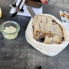 Sauerteigbrot und Trüffelbutter.