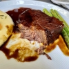 Die Rinderschulter im Anschnitt: Perfekt saftig, mürbe und zart.