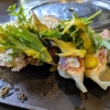 Gebratene Hähnchen-Gyoza mit Salat und viel Honig-Senf-Sauce