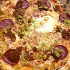 Foto zu Ristorante Da Salvatore: Pizza mit Salami, Bolognese, Peperoni und Spiegelei (Mittagsangebot)