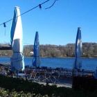 Foto zu Cafe am See: schöne terrasse direkt am Wasser