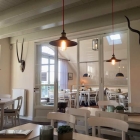 Foto zu Café - Restaurant Schatthuus: Der gemütlicher Schankraum und die historische  Scheune
