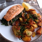 Foto zu 1582 · Kielmeyerhaus: Lachsfilet auf Blattspinat in Zitronenbutter mit Bratkartoffeln statt Rosmarinkartoffeln - alles bestens gewürzt, Lachs schön saftig und die Bratkartoffeln 1A