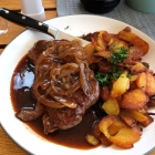 Foto zu 1582 · Kielmeyerhaus: Zwiebelrostbraten - sehr gut - aromatische Jus und perfekte Bratkartoffeln.....und es gibt sie doch!!