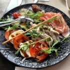 Foto zu Divino: Antipasti Divino - Vitello trocken - Melone nicht reif - Aubergine matschig - in der Küche und im Service kein italienisches Personal
