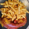21.06.2024 Currywurst mit einer pikanten, fruchtigen Currysauce und Pommes