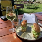 Foto zu Das Meimbergs | Winzerwirtschaft: 27,4.25 Silvaner mit Garnelensandwich