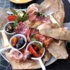 Foto zu Restaurant Elvi & Ele: Antipasti-Teller - hausgebackenes Brot - Wurstwaren und Käse okay, Gemüse nüchtern und teilweise nicht mariniert - das geht besser - die zum Brot bestellte Aioli (Mini-Portion 2,80 €) leider süßlich, Knoblauch nicht schmeckbar