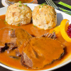 Sauerbraten mit Semmelknödeln und Preiselbeeren