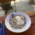 Foto zu Augustiner Bräu Theresienhof: Hausgemachte Rahmschwammerl , frisch Kräuter und Semmelknödel 2025 14,70 €